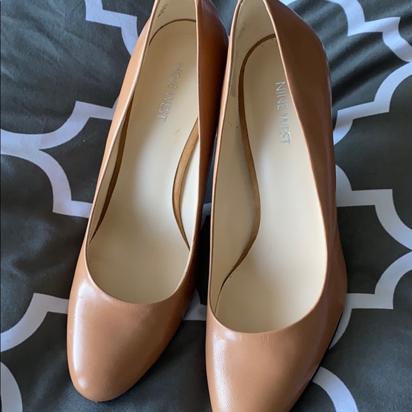 Beautiful nude heels.  Worn once. - Picture 2 of 5